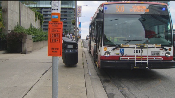 Время ожидания автобусов на Spadina Avenue увеличилось втрое: ТТС принимает меры