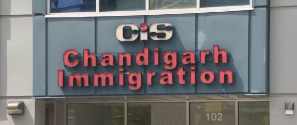 CICC усиливает борьбу с мошенниками в иммиграционной сфере