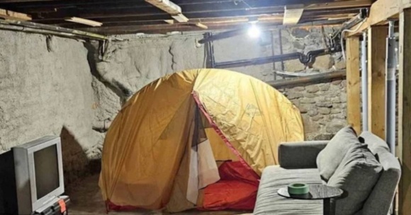 Палатка вместо кровати и без ванной: абсурдное объявление об аренде потрясло Онтарио