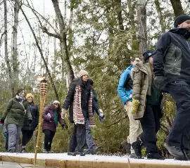 Факелы, звёзды и зима: Fire and Stars hike снова проходит в одном из парков Онтарио