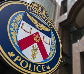 Сотни людей собрались на антимигрантский митинг и контрпротест в центре Торонто: задержаны 8 человек, предъявлено 29 обвинений