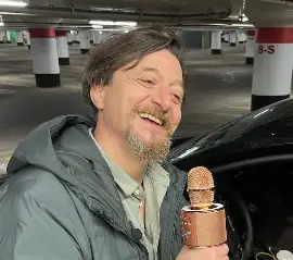 «Вы сделали мой день»: водитель такси в Торонто превращает поездки в караоке-вечеринки