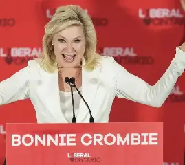 Бонни Кромби объявила о том, что немедленно покидает пост главы лидера Либеральной партии Онтарио