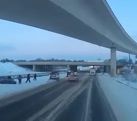 Два автомобиля сорвались с эстакады Highway 8 в Китченере за несколько часов