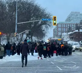 Утренний коллапс в метро Торонто: трое людей на путях парализовали движение
