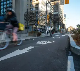 Велосипедисты Торонто защищают в суде решение против демонтажа велодорожек