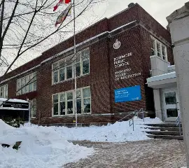 В школе на востоке Торонто отстранили сразу восемь учителей, родители в шоке