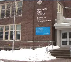 Учителя и родители вышли на митинг после увольнения и отстранения педагогов в школе на востоке Торонто