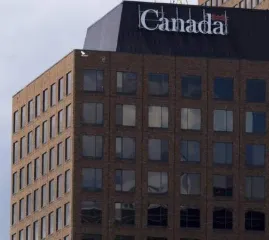 Профсоюз оспаривает требование федерального правительства вернуть госслужащих в офис на четыре дня в неделю