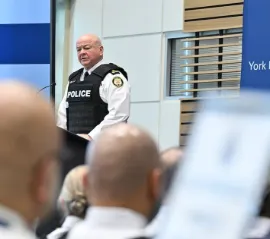 Начальник полиции Торонто добивается отстранения обвиняемых офицеров без зарплаты после громкого коррупционного расследования