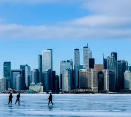 Спасатели предупреждают жителей Торонто: находиться на льду озера Онтарио – опасно