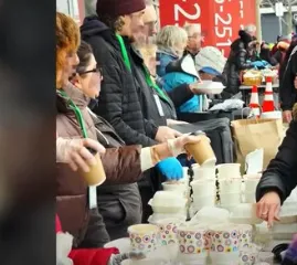 Благотворительную организацию, раздающую еду пожилым в Этобико, обвиняют в незаконном проникновении на территорию