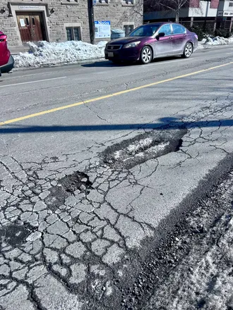 В Торонто приступили к ямочному ремонту дорог