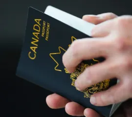 «Ни слова, ни выбора»: канадцы с двойным гражданством возмущены новыми правилами въезда в Великобританию