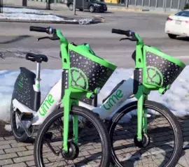 «Тихая угроза»: спор об электросамокатах и электровелосипедах разгорелся ещё в одном городе Большого Торонто