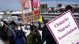 Медицинские работники Онтарио протестуют против сокращения финансирования больниц, инициированного Дагом Фордом