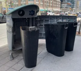 В мэрии Торонто предлагают пересмотреть систему установки и обслуживания уличных урн