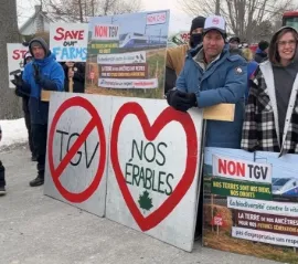 Жители Хоксбери в Онтарио протестуют против проекта высокоскоростной железной дороги Alto