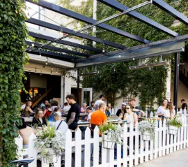 В Торонто начинается сезон летних террас — рестораны открывают патио на фоне потепления