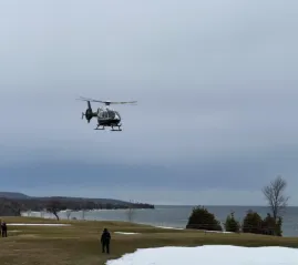 Полиция: 23 рыбаков спасли после того, как льдина откололась от берега залива Джорджиан-Бей