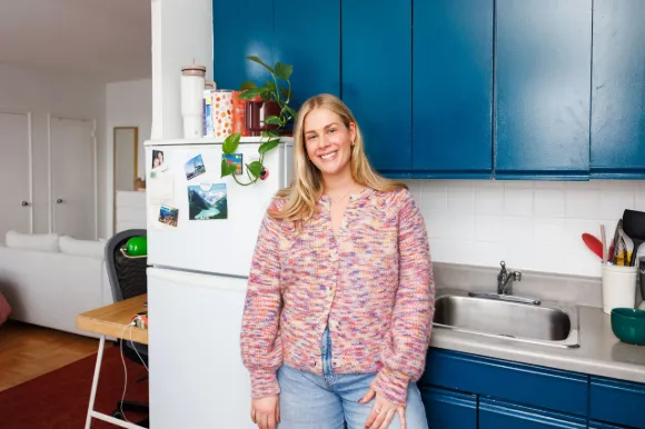 Эта политолог и стендап-комик зарабатывает $83,000 в год. Как она тратит эти деньги?