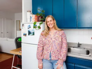 Эта политолог и стендап-комик зарабатывает $83,000 в год. Как она тратит эти деньги?