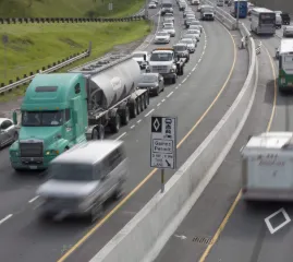 Онтарио разрешит водителям без пассажиров пользоваться HOV-полосами в непиковые часы