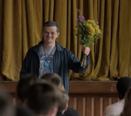 «Я ругаюсь» — самый человечный фильм о синдроме Туретта . Его авторы сделали все возможное, чтобы снять стигму с людей, которые непроизвольно выкрикивают грубости