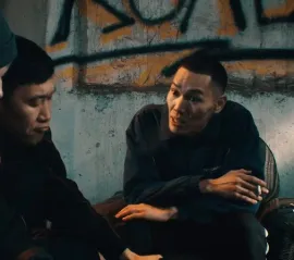 Одни сравнивают фильм «Айхал» со «Словом пацана», другие обвиняют авторов в романтизации детской преступности. «Люди Байкала» рассказывают, как друзья-стендаперы из Якутии сняли драму о подростковых бандах — и открыли новую главу в истории якутского кино