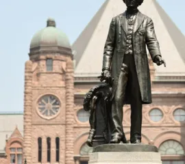 Статуи у здания парламента Онтарио закроют защитной плёнкой после акта вандализма