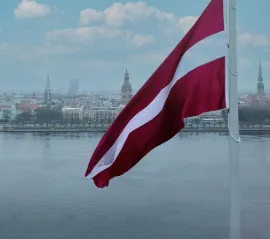 «Приходится подрабатывать шофером». Латвия была одним из ключевых хабов для журналистов, бежавших из России — но больше не хочет выдавать им новые визы и ВНЖ. Почему? И что будет дальше?