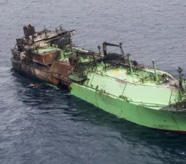 В Средиземном море дрейфует танкер российского «теневого флота» с пробоиной в борту. Экипажа там нет. Есть тысячи тонн топлива. Все боятся экологической катастрофы — но никто ничего не делает