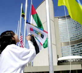 Советник Торонто предлагает запретить поднятие иностранных флагов у мэрии