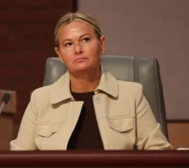 Онтарио затягивает введение правил по отстранению проблемных членов городских советов