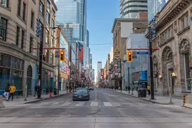 Yonge Street в Торонто вошла в список лучших улиц мира для прогулок