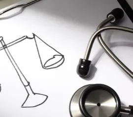 Врача в Торонто лишили лицензии за выдачу COVID-освобождений за деньги