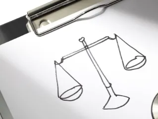 Врача в Торонто лишили лицензии за выдачу COVID-освобождений за деньги