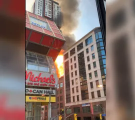 Пожар и взрывы на крыше здания в центре Торонто: пострадавших нет