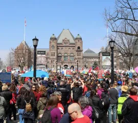 Тысячи жителей Онтарио вышли на протесты против политики правительства Дага Форда