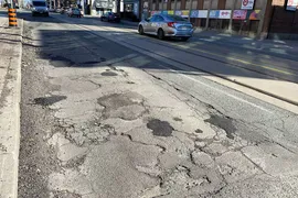 После зимы дороги Торонто пришли в негодность: город запускает третью кампанию по ремонту выбоин