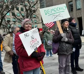 Сотни людей вышли на протест «No Kings» у консульства США в Торонто