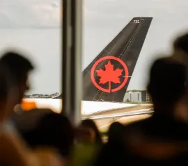 Сотрудника Air Canada обвинили в попытке вывезти 66 кг каннабиса в багаже пассажиров