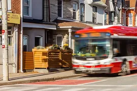 На одной из самых загруженных улиц Торонто появятся новые выделенные полосы для автобусов