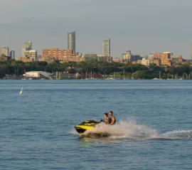 В Торонто могут полностью запретить гидроциклы на городских причалах