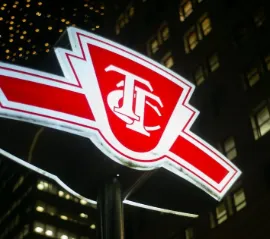 Утечка масла снова остановила движение на Line 2 метро Торонто