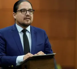 Член парламента от Консервативной партии заявил, что либералы пытаются его «переманить»