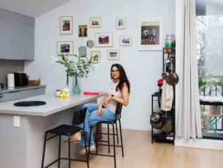 Эта маркетолог зарабатывает $100,000 в год. Как она тратит эти деньги?