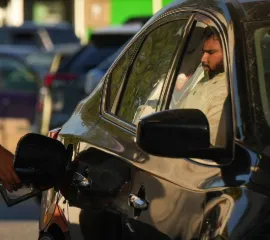 В Канаде вступила в силу временная отмена части топливных налогов