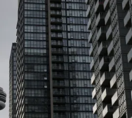 На рынке новых кондоминиумов Торонто продажи упали до минимума за 35 лет