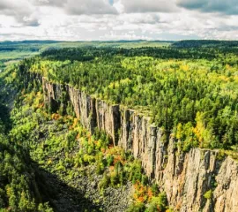 Этот парк в Онтарио с каньоном глубиной 100 метров предлагает посетителям две смотровые площадки с потрясающими видами